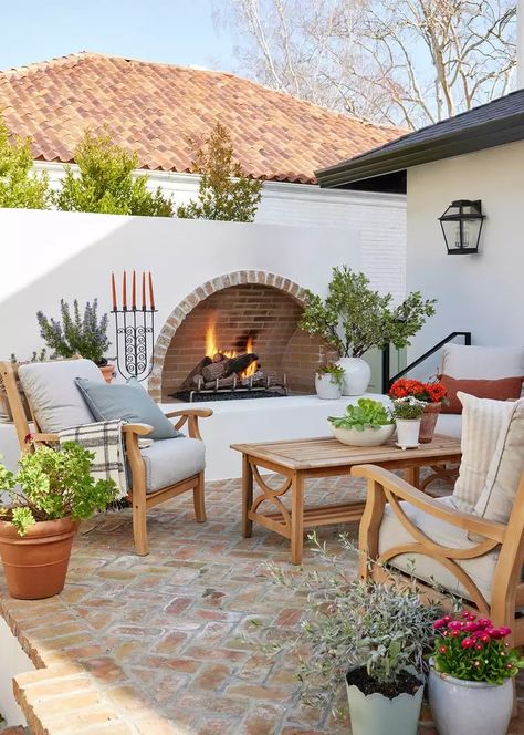 43 Outdoor Patio Ideas for a Place You’ll Never Want to Leave Open Courtyard, Ideas Terraza, Mediterranean Patio, Garden Retreat, Outdoor Fireplace Patio, Concrete Houses, Outdoor Patio Ideas, Backyard Remodel, Spanish Style Homes