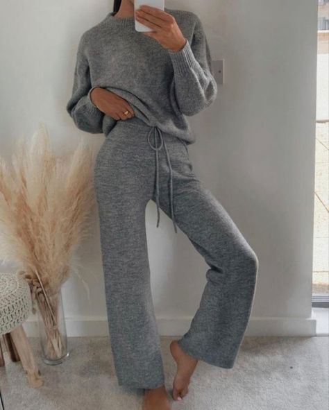 Cozy Home Outfit, Aesthetic Loungewear, Homewear Outfit, Loungewear Aesthetic, Postpartum Fashion, Pajamas Aesthetic, Winter Loungewear, Cute Lounge, Lounge Outfits