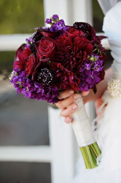 Burgundy Flower Bouquet, Red And Violet, Red Wedding Theme, Purple Wedding Theme, Red Wedding Flowers, Jewel Tone Wedding, Violet Flowers, Purple Wedding Flowers, Hand Bouquet