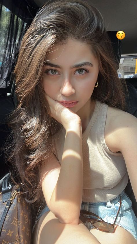 Stories • Instagram Oman Girls, Aditi Bhatia, Aditi Rao, Muscat Oman, Hair Inspiration Long, Stylish Dpz, Self Portrait Poses, Muscat, Photography Poses For Men