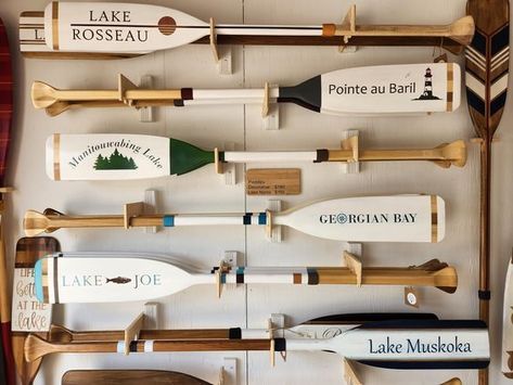 Wood Boat Decor, Old Boat Oars Ideas, Oar Decorating Ideas, Oars On Wall Decor Ideas, River House Decorating Ideas, Lake House Decorating Ideas, Boat Oars Decor, Cottage Entry, Fishing Bedroom