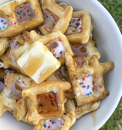 Waffle Cereal, Pancake Cereal, Sweets Photo, Kitchen Hacks Food, How To Make Waffles, Cereal Recipes, Waffle Iron, Pancakes And Waffles, Cute Cakes