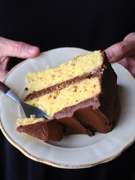 Icing For Yellow Cake, Yellow Cake With Chocolate Frosting, Gluten Free Yellow Cake, Best Vanilla Cake Recipe, Yellow Butter Cake, Fudge Icing, Chocolate Buttercream Recipe, Homemade Vanilla Cake, Cake With Chocolate Frosting