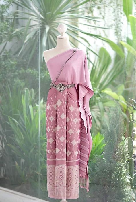 Sbai Neang neak khmer 🇰🇭 Cambodian Clothes, Batik Dress Modern, Thailand Dress, Cambodian Dress, Traditional Thai Clothing, Thai Wedding Dress, Thai Fashion, Bride Dress Simple, Ancient Chinese Clothing