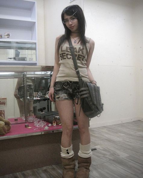 Shorts Shorts Outfit, Scene Shorts Outfit, Messy Summer Outfits, Cute Alt Summer Outfits, Summer Emo Outfits 2000s, Summer Alt Outfits Shorts, Emo Jorts Outfit, Scene Outfits Summer, Summer Outfit Goth