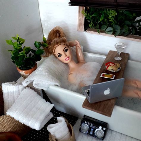 Lola_la_barbie’s Instagram photo: “Relaxing🌿🍃 . . . #relaxingmood #relaxtime #relaxtime #hardday #workgirls #hottub #hotbath #bubblebath #greenspace #snacktime…” Barbie Bathtub, Doll Bathroom, Barbie Bath, Barbie Bathroom, Christmas Tree Festival, Barbie Memes, Barbie Pics, My Mini Me, Barbies Pics