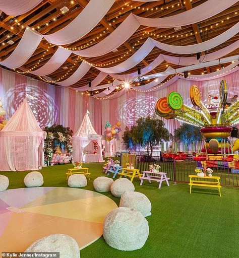 Rainbow Theme Party, Party Hall, Kardashian Kids, Carnival Themes, Carnival Birthday, Showroom Design, Salou, 2nd Birthday Parties, Baby Birthday