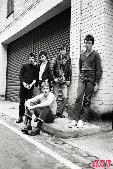 The Undertones in 1978. From left to right: Damian O'Neill, John O'Neill, Billy Doherty (front), Feargal Sharkey and Michael Bradley. Love And Rockets, 70s Punk, The Undertones, Music Pics, Album Photos, Punk Rock Bands, The New Wave, Rock Legends, Music Icon