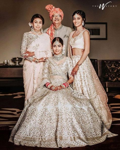 White Bridal Lehenga, Mother Daughter Poses, Mother Daughter Wedding, Indian Wedding Pictures, Indian Wedding Poses, Bride Photos Poses, Family Wedding Photos, Bridal Photography Poses, Bride Pictures