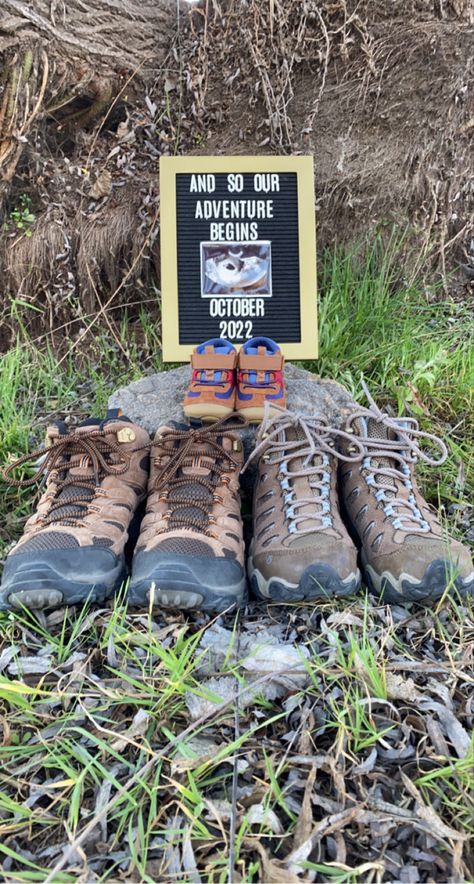 Pregnancy Announcement Mountains, Hiking Baby Announcement, Hiking Pregnancy Announcement, Adventure Baby Announcement, Mountain Pregnancy Announcement, Adventure Baby Shower Theme, Baby Hiking, Pregnancy Announcement Family, Gender Reveal Photos