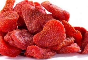 Oven dried strawberries - Slice and bake on lined trays with plenty of space between each - 95 degrees Celcius for 3 to 4 hours Dried Strawberries, Think Food, Lunch Snacks, Healthy Treats, Relish, Appetizer Snacks, Food For Thought, Bon Appetit, The Oven