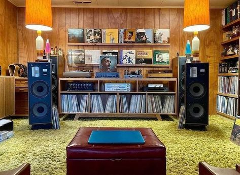 Record Room Ideas, Listening To Vinyl, Vinyl Record Furniture, Vinyl Record Room, Audiophile Room, Hifi Room, Dj Room, Audiophile Listening Room, Home Music Rooms