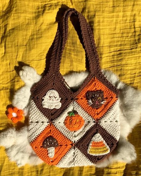 Halloween Bag Pattern, Crochet Halloween Tote Bags, Crochet Swatches Patterns, Crochet Halloween Bags Trick Or Treat, Halloween Bag Crochet, Crochet Trick Or Treat Bag Pattern, Pumpkin Crochet Bag, October Crochet Ideas, Fall Crochet Bag