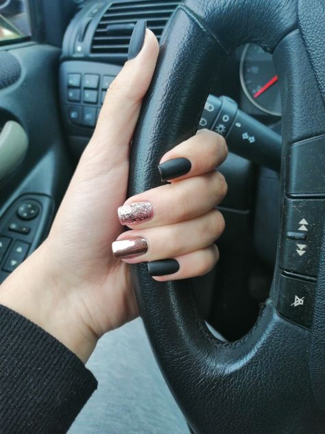 Matte Black Nails With Glitter Accent, Black Matt Nails Ideas, Black With Rose Gold Nails, Blush And Black Nails, Black And Rose Gold Nails Short, Black And Peach Nails, Black Fall Nails 2023, Copper And Black Nails, Pink Black Glitter Nails