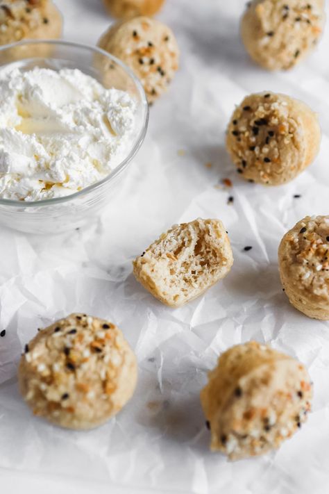 Mini Bagel Bites, Oat Flour Baking, Greek Yogurt Bread, Greek Yogurt Bites, Bagel Bites Recipe, Breakfasts On The Go, Protein Breakfast Cookies, Vegan Bagel, Gluten Free Easy