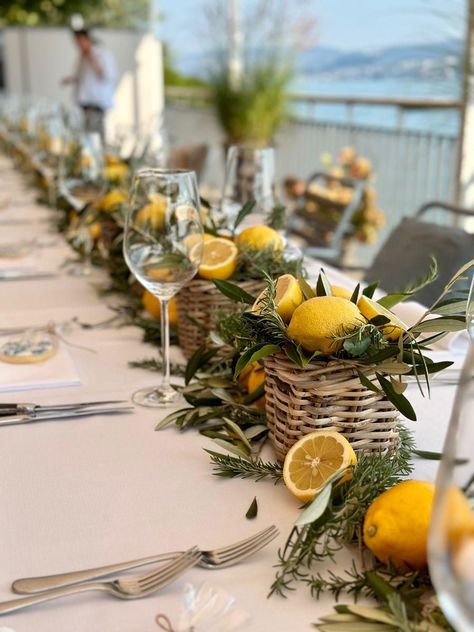 Decoration With Lemons, Lemon Tablescape, Lemon Table Decor, Mediterranean Party, Italy Table, Street Fashion Inspiration, Rustic Italian Wedding, Modest Street Fashion, Lemon Centerpieces