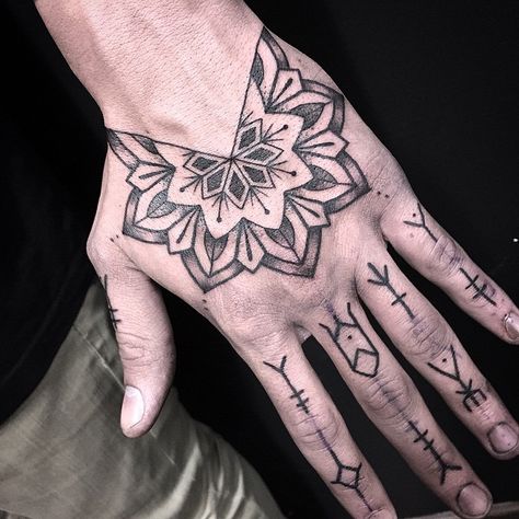 ✋Raffaele. #misssita #misssitatattoo #mandala #handtattoo #btattooing #blxckink #onlyblackart #linework #Equilattera #dotworktattoo #Tattooful #darkartists #blacktattooart #blackworkerssubmission #loveTTT #oneoninetattoo #tattoobarcelona #tattoolookbook #inkstinctsubmission Mandala Finger Tattoo, Geometric Tattoo Hand, Mandala Tattoo Men, Side Hand Tattoos, Mandala Hand Tattoos, Knuckle Tattoos, Skeleton Hand Tattoo, Finger Tattoo, Mandala Tattoo Design