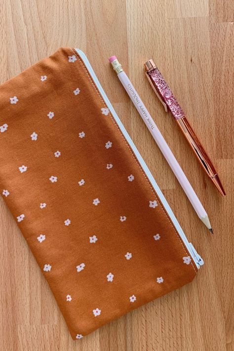 Crochet Pencil Pouch, Pencil Pouch Pattern, Pencil Pouch Diy, Pencil Case Tutorial, Pencil Case Sewing, Crochet Pencil Case, Pencil Case Pattern, Diy Pouch No Zipper, Crochet Pencil