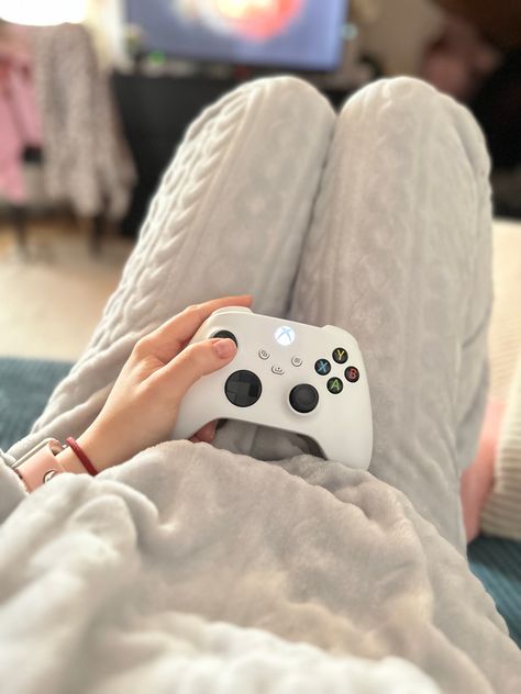 Gamer Aesthetic, Girl Gamer, Aesthetic 2024, Fall Games, Character Aesthetics, Minimalist Women, Love Is Gone, Yellow Aesthetic, Girls Play