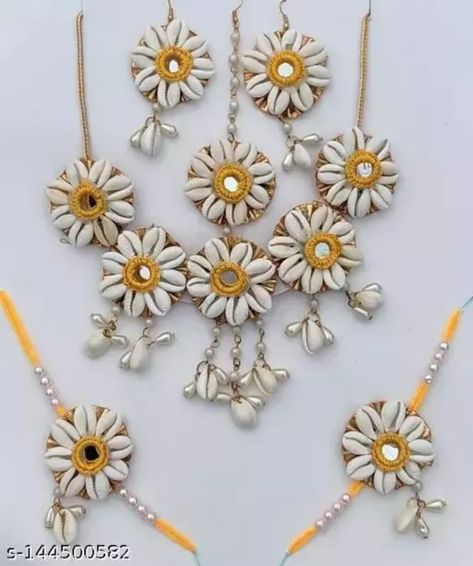 Haldi Function, Flower Jewelry Designs, Wedding Flower Jewelry, Ankle Bracelets Diy, Cowrie Shell Necklace, Jewelry Design Drawing, Fabric Earrings, Jewelry Flower, Floral Jewelry