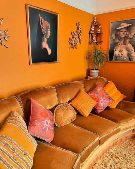 | living room angles.🌼#70slivingroom #70saesthetic #70sart #retroart #kitsch #bohoismyjam #showmeyourboho #70s #kitschart #myvintagehome… | Instagram 70s Glam Home Decor, 60s Mod Interior Design, 70’s Home Decor, Vintage Room Ideas 70s, Retro Home Aesthetic, Old Hollywood Living Room, 70s House Interior, Retro Living Room Ideas, 70s Living Room Aesthetic