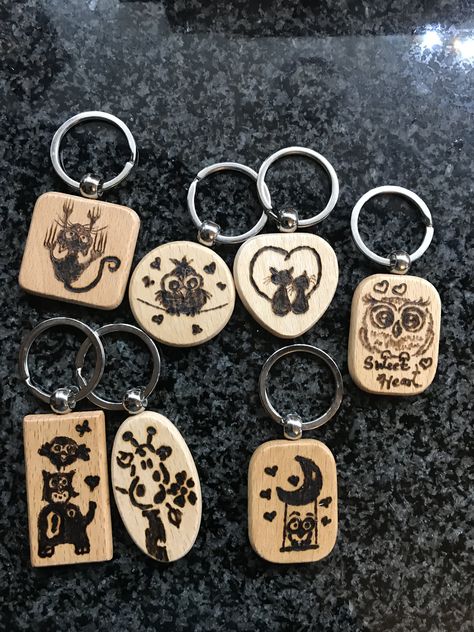 Woodburning Keychain Ideas, Wood Burned Keychain Ideas, Wood Burning Keychain, Free Stencils Printables Templates, Free Stencils Printables, Paracord Bracelet Tutorial, Keychain Ideas, Keychain Craft, Wood Slice Art