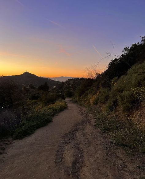 (@emmaleger) Hikes In Los Angeles, La Aesthetic, Los Angeles Aesthetic, La Life, Passport Online, Emma Rose, Hiking Aesthetic, Spring Aesthetic, Beautiful Sunset