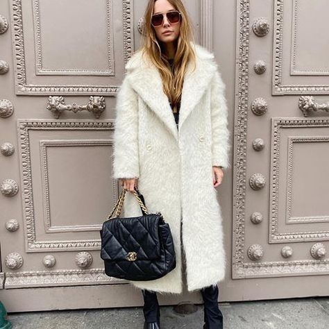 Rainy Day Dress Outfit, Chanel 19 Bag, Chanel 19, Wardrobe Outfits, Lady Dior Bag, Fashion Pictures, Harrods, Autumn Winter Fashion, Chanel Bag