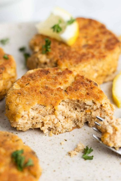 Gluten Free Salmon Patties, Grain Free Dessert Recipes, Baked Salmon Patties, Canned Salmon Patties, Gluten Free Salmon, Lemon Pepper Salmon, Salmon Patties Recipe, Turkey Meatball Recipe, Lime Salmon