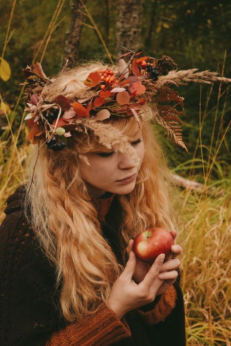 Autumn Fae, Historical Outfits, Wiccan Sabbats, Forest Fashion, Sweet Apples, Autumn Witch, Crown Aesthetic, Honey Pie, Autumnal Equinox