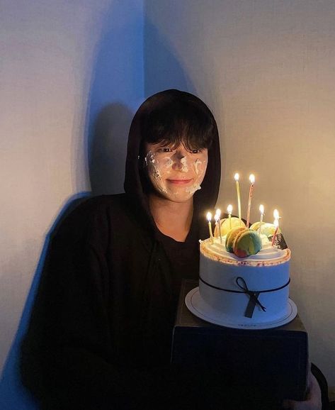 Birthday Boy Pic, Birthday Boy Aesthetic, Birthday Photoshoot Ideas Boys, Cheryl Blossom Riverdale, Birthday Photoshoot Ideas, Cute Birthday Pictures, Clothes Korean Style, Korean Birthday, Kpop Couples