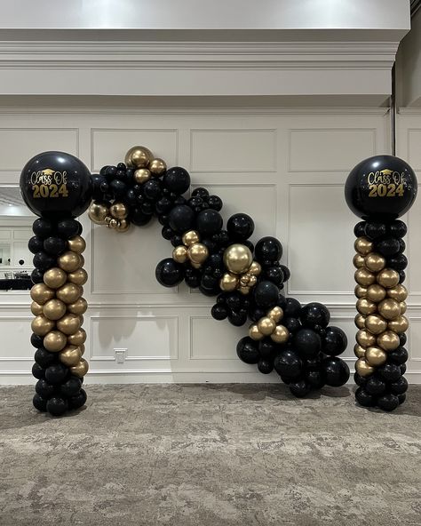 🎓 Black and gold balloon garlands! One of my favourite palettes . . . #torontoballoons #gtaballoons #gtaballoonsdelivery #kleinburgballoons #mississaugaballoons #northyorkballoons #mississaugamoms #torontomoms #richmondhillmoms #balloonbunches #organicgarland #organicballoons #organicballoongarland Toronto balloons, gta balloons, balloon garlarnd, engagement balloons, balloon bunches, balloon bouquet, graduation balloons, organic balloons, organic balloon garland Balloon Bunches, Bouquet Graduation, Engagement Balloons, Balloon Tower, Black And Gold Balloons, Balloons Decoration, Graduation Balloons, Silver Balloon, Backdrop Ideas