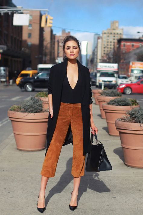 Olivia Culpo, V Neck Bodysuit, Cooler Look, Looks Street Style, Brown Pants, Dakota Johnson, Inspired Outfits, Fashion Streetwear, Looks Style