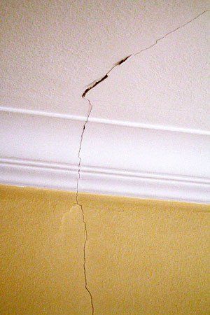 Ceiling Cracks, Repair Ceilings, Pallet Furniture Plans, Easy Home Improvement Projects, Cracked Wall, Easy Home Improvement, Handyman Projects, Drywall Repair, Home Fix