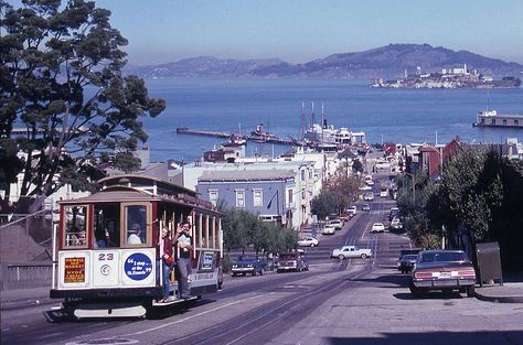 1981 - San Francisco | San Francisco street scene, at the in… | Flickr San Francisco Cable Cars, Natalie Core, San Francisco Photography, San Francisco Streets, Old America, Electric Dreams, Glasses Of Wine, Wall Pics, San Francisco Travel