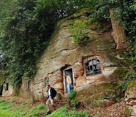 cottage images | Link | More photos of the interior of the Rock Cottage: Link - Be sure ... Case Sotterranee, Earth Sheltered Homes, Casa Hobbit, Stone Building, Rock House, Earth Sheltered, Underground Homes, Cave House, Unusual Homes