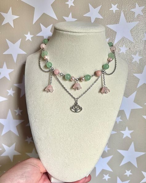 Necklaces Made Of Beads, Beaded Necklaces Ideas, Flower Shaped Beaded Chain Necklace, Bead Necklace Ideas, Fairycore Adjustable Beaded Necklaces, Adjustable Beaded Fairycore Necklace, Diy Necklace Designs, Handmade Fairycore Beaded Necklaces, Flower Bead Necklace