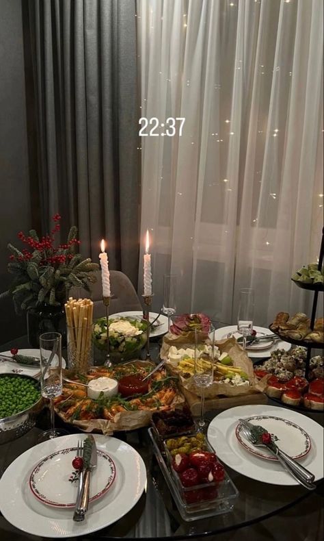 New Year Table Setting Ideas With Food, Party Food Dessert, Coffee Party, Hosting Dinner, Catering Ideas Food, Sleepover Food, Pinterest Room Decor, Thanksgiving Table Settings, Christmas Wonderland