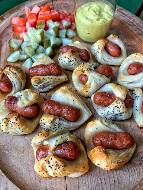 Mini Chicago Style Hot Dogs - The Tipsy Housewife The Tipsy Housewife, Tipsy Housewife, Chicago Style Hot Dog, Chicago Hot Dog, Hot Dog Toppings, Chicago Dog, Hot Dog Recipes, Chicago Style, Buffalo Wings