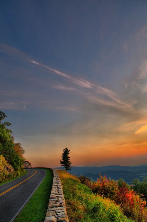 Beautiful Iphone Wallpaper, Iphone Wallpaper Landscape, Skyline Drive, What A Beautiful World, Scenery Photography, Pretty Landscapes, Blue Ridge Parkway, Simple Acrylic Paintings, Dream Spaces