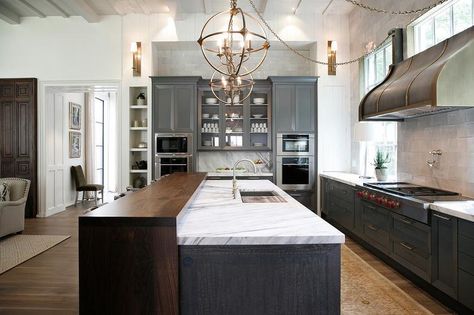 Stunning kitchen features charcoal gray shaker cabinets paired with Calacatta Ondulato Marble countertops and backsplash. Cambria Quartz Kitchen Countertops, Gray Shaker Cabinets, Серая Кухня, Cambria Quartz, Quartz Kitchen Countertops, Gray Cabinets, Quartz Kitchen, Classic Kitchen, Grey Kitchen Cabinets