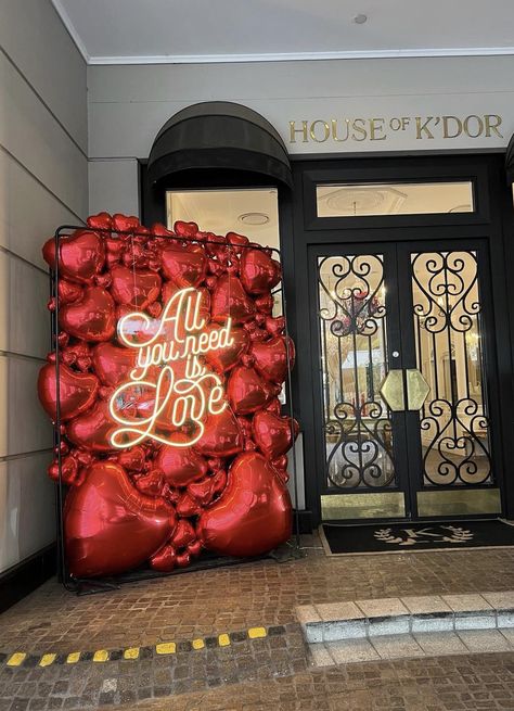 Valentines Day Photoshoot Backdrop, Valentine Installation, Valentines Day Photoshoot, Event Booth Design, Arch Decor, Photoshoot Backdrops, Event Booth, Balloon Gift, Balloon Backdrop