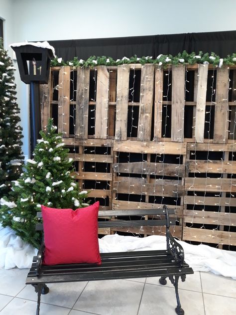 Rustic Christmas Backdrop, Pallet Christmas Photo Backdrop, Tradeshow Backdrop, Santa Photo Backdrop Ideas, Backdrops For Santa Pictures, Rustic Winter Photo Backdrop, Pictures With Santa Backdrop, Christmas Mini Sessions Brick Wall, Winter Photo Backdrop