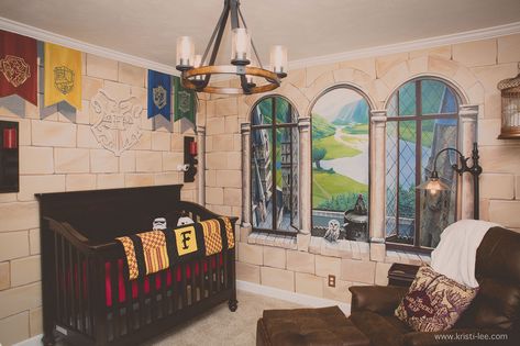 Taking a page from the beloved Harry Potter series, these Illinois parents created a bewitching Harry Potter-themed room for their 7-month-old son, Finley. Harry Potter Camera, Harry Potter Baby Room, Harry Potter Nursery Decor, Harry Potter Room Decor Ideas, Harry Potter Baby Nursery, Baby Harry Potter, Harry Potter Themed Nursery, Harry Potter Bedroom Decor, Ideas Habitaciones