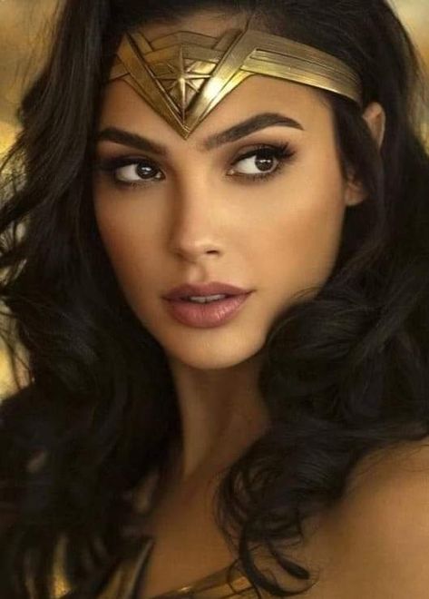 Wonder Women Makeup Ideas, Gal Gadot Wonder Woman Makeup, Wonder Woman Costume Makeup, Wonder Woman Make Up, Gal Gadot Makeup Looks, Wonder Woman Makeup Halloween, Superwoman Makeup, Wonder Women Makeup, Gal Gadot Makeup