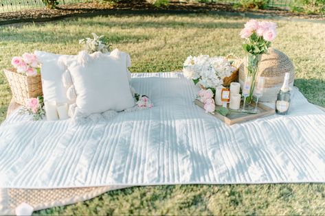 Romantic outdoor proposal set up. Pink and white Picnic Proposal Ideas Parks, Wedding Proposal Ideas Engagement, Outdoor Proposal, Dream Proposal, Picnic Engagement, Field Wedding, Wedding Proposals, Picnic Set, Proposal Engagement