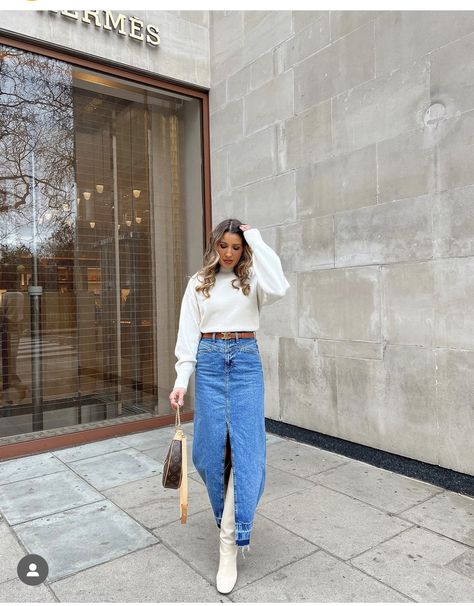 Mid Length Denim Skirt Outfit, Mid Skirt Outfits Winter, Mid Length Denim Skirt, Mid Skirt Outfits, Denim Skirt Outfit, Jean Skirts, Boots Outfits, Midi Jeans, Denim Skirt Outfits