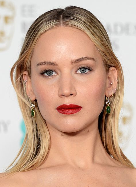 Jennifer Lawrence Makeup, Jeniffer Lawrance, Celebrity Piercings, Jennifer Lawrence Hair, Best False Eyelashes, Types Of Ear Piercings, Piercing Inspo, Velvet Rose, Stunning Makeup