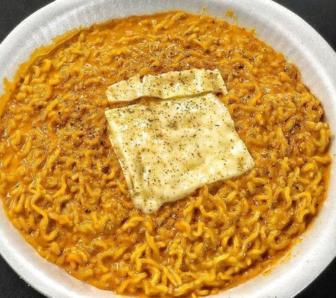 Lokesh Kumar- Influencer on Instagram: “Masala cheese Maggie  Tag someone who love Maggie . . Pic by @foodiedilse  #foodiedilse Follow me @foodiedilse for more exciting pics . . .…” Cheese Maggie, Masala Maggi, Bengali Lunch, Foodie Lover, Maggi Recipes, Desi Street Food, Pasta With Sausage, Creamy Tomato Sauce, Indian Foods