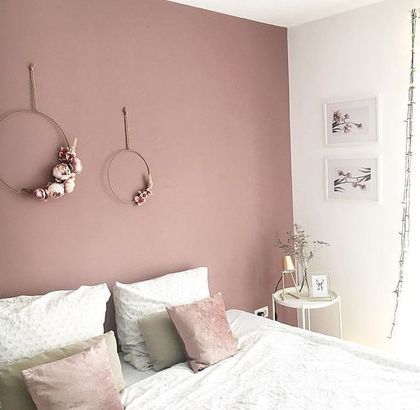 25 colores para pintar la casa. Están de moda, son tendencia Dusty Pink Bedroom, Pink Bedroom Walls, Beautiful Bedroom Colors, Feature Wall Bedroom, Bedroom Wall Paint, Bedroom Wall Colors, Accent Wall Bedroom, Pink Bedrooms, Woman Bedroom